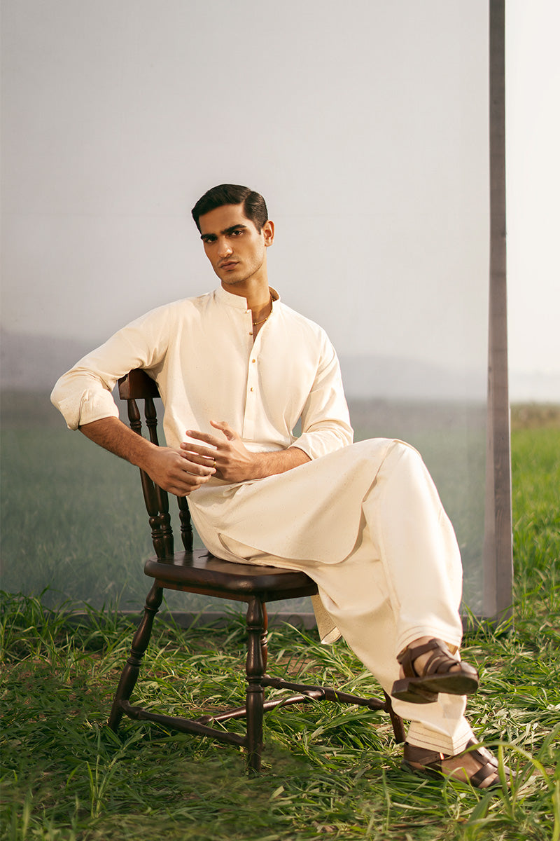 Refined shalwar kameez design man with a perfect fit and high-quality craftsmanship.