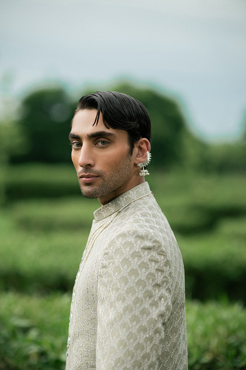 Luxurious green wedding prince coat, featuring a unique design for grooms who want to stand out.